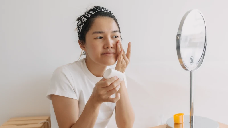 Apakah Reapply Sunscreen Harus Cuci Muka Dulu? Ini Fakta yang Wajib Kamu Tahu!